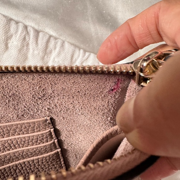 VALENTINO GARAVANI Pebbled Calfskin Rockstud Flat Pouch Poudre- Preloved w/COA - Picture 9 of 11